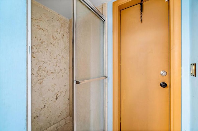 5578 Golden Eagle Cir Unit 5578, Palm Beach Gardens, FL 33418 - bathroom featuring a shower with shower door