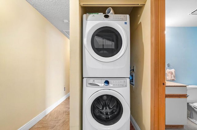 5578 Golden Eagle Cir Unit 5578, Palm Beach Gardens, FL 33418 - laundry area with baseboards and stacked washer / drying machine