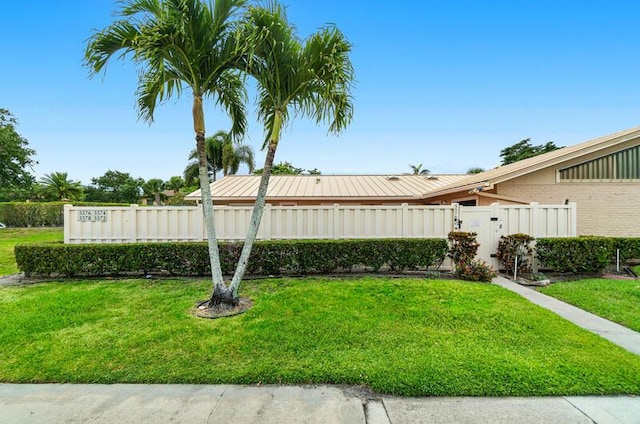 5578 Golden Eagle Cir Unit 5578, Palm Beach Gardens, FL 33418 - view of front facade with a front yard, brick siding, and fence