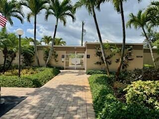 22 SE Turtle Creek Dr Unit B, Jupiter, FL 33469 - view of home's community featuring a gate