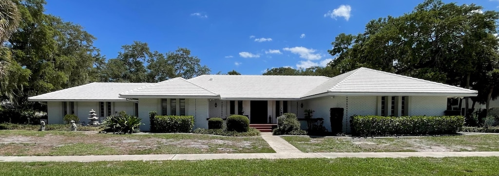 single story home with covered porch and brick siding