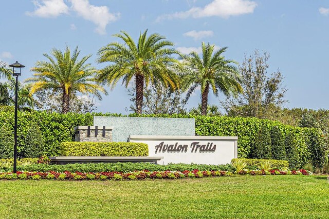 community sign with a yard