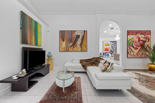 10056 Lexington Cir N, Boynton Beach, FL 33436 - living room featuring baseboards, ornamental molding, arched walkways, and visible vents