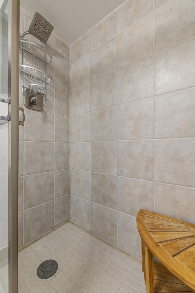 bathroom featuring tiled shower