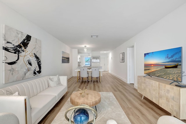 1150 Boxwood Dr Unit 203, Delray Beach, FL 33445 - living area featuring light wood-type flooring, baseboards, and visible vents