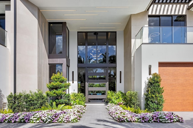 view of exterior entry featuring stucco siding