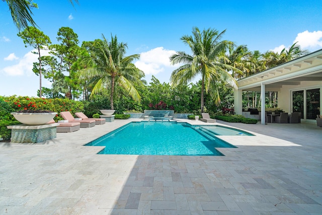 view of swimming pool featuring a patio, a pool with connected hot tub, and outdoor lounge area