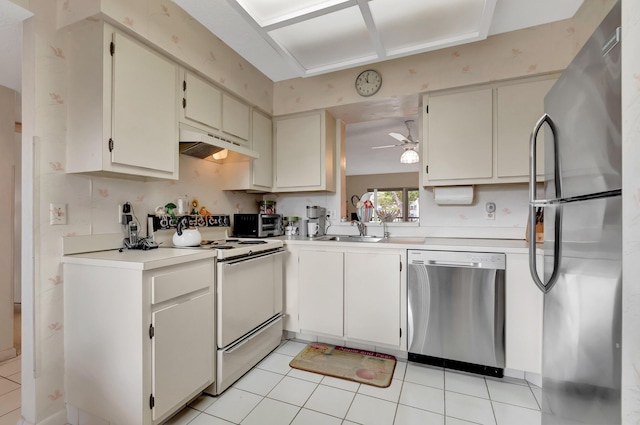 6585 Kensington Ln Unit 307, Delray Beach, FL 33446 - kitchen featuring stainless steel appliances, under cabinet range hood, ceiling fan, light countertops, and a sink