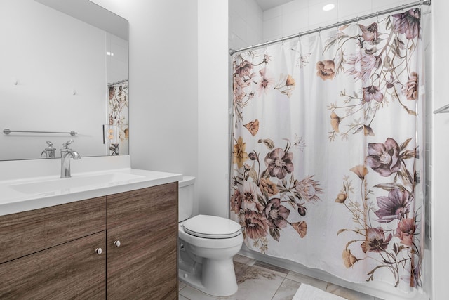 full bath with toilet, vanity, and curtained shower