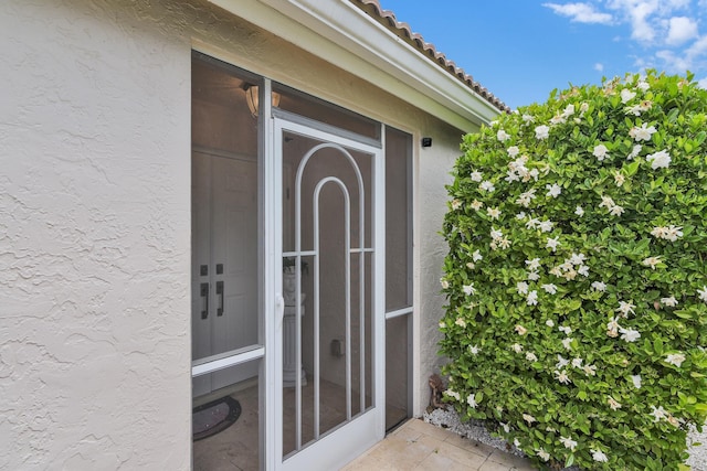 entrance to property with stucco siding