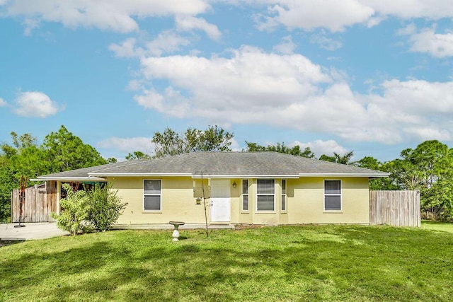 view of front of property featuring fence, stucco siding, and a front yard