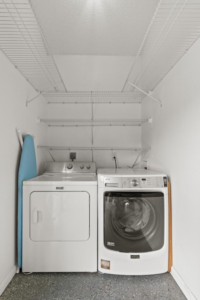washroom with baseboards, laundry area, and independent washer and dryer