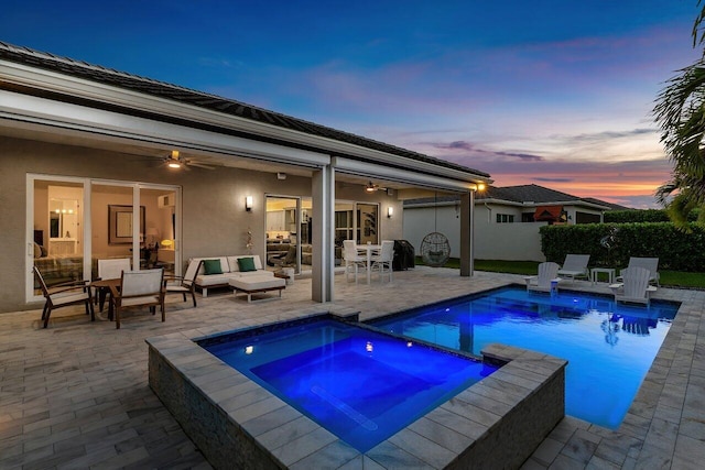 view of pool featuring outdoor dining space, ceiling fan, outdoor lounge area, an in ground hot tub, and a patio area