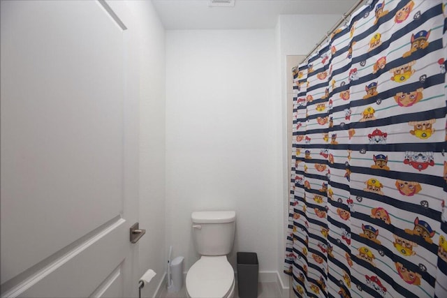 full bath featuring toilet, baseboards, and curtained shower