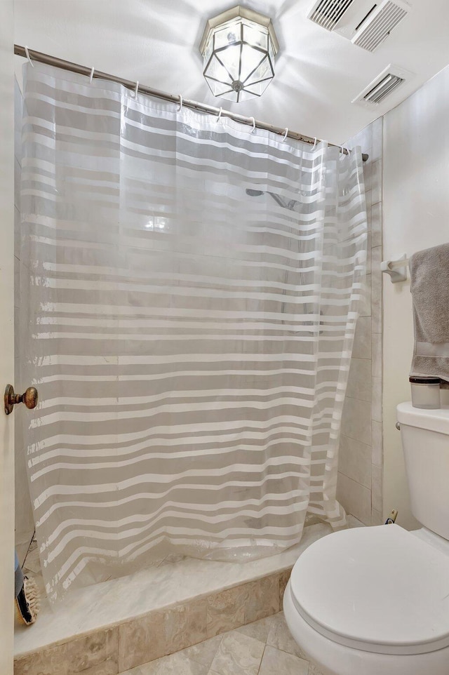 950 Egret Cir Unit 5409, Delray Beach, FL 33444 - full bathroom featuring visible vents, toilet, and a shower with curtain