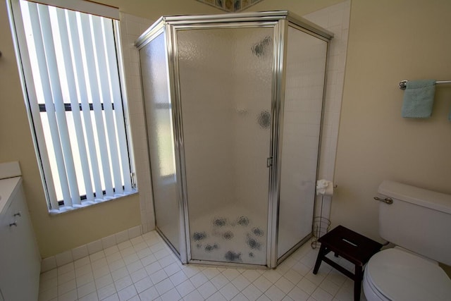 full bath featuring a shower stall and toilet