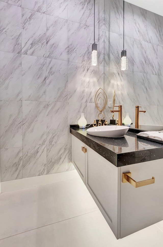 bathroom featuring a sink