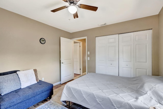 bedroom featuring visible vents, a closet, baseboards, ceiling fan, and light wood-type flooring