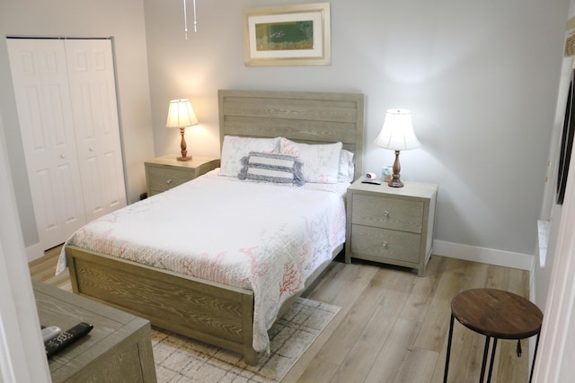 12582 Shoreline Dr, Wellington, FL 33414 - bedroom featuring light wood-style floors, baseboards, and a closet