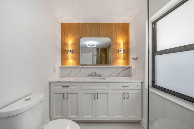 1516 Wagner Cir, Lake Clarke Shores, FL 33406 - half bath featuring toilet, decorative backsplash, and vanity