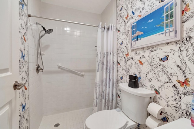 full bathroom featuring a shower stall, toilet, and wallpapered walls