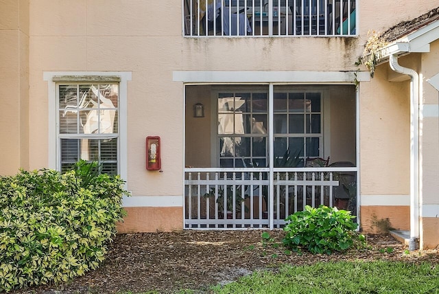 view of exterior entry featuring stucco siding