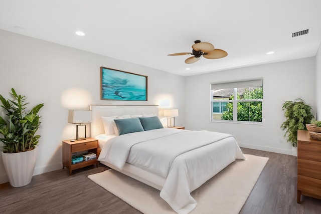 bedroom featuring a ceiling fan, visible vents, wood finished floors, baseboards, and recessed lighting