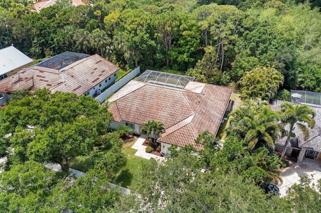 bird's eye view featuring a wooded view