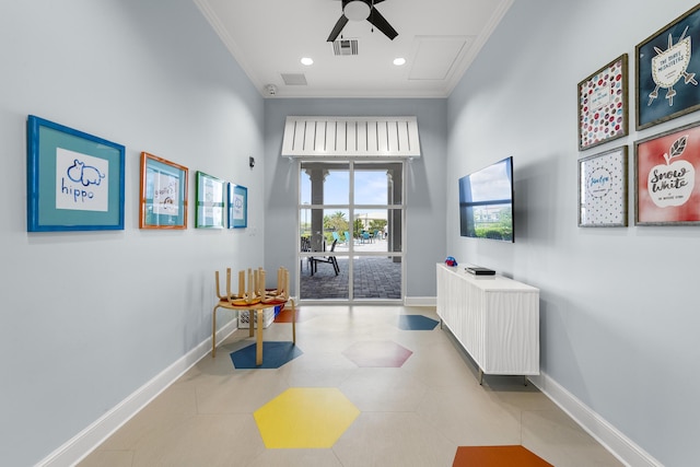 entryway featuring crown molding, baseboards, visible vents, and ceiling fan