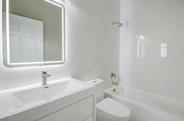 7861 Manor Forest Ln, Boynton Beach, FL 33436 - full bath featuring toilet, vanity, and tub / shower combination