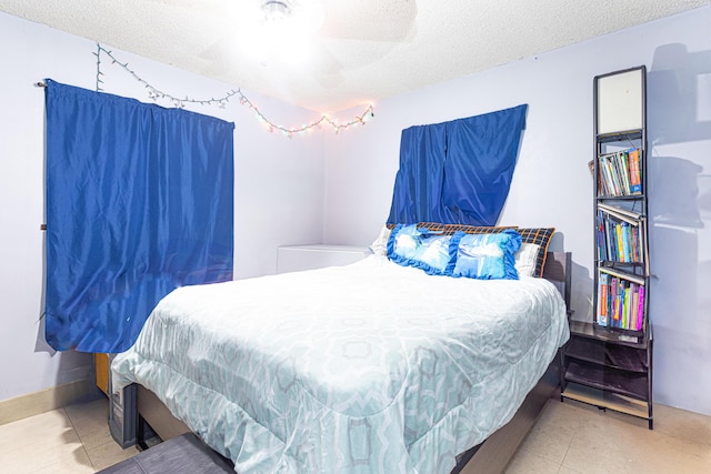 1043 NE 20th St, Belle Glade, FL 33430 - bedroom featuring a textured ceiling