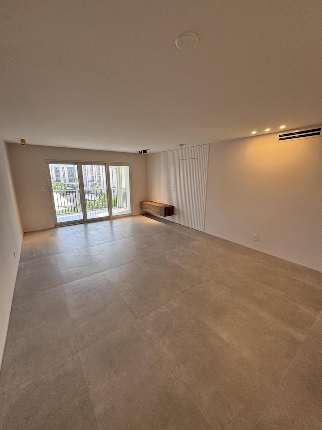 spare room featuring recessed lighting