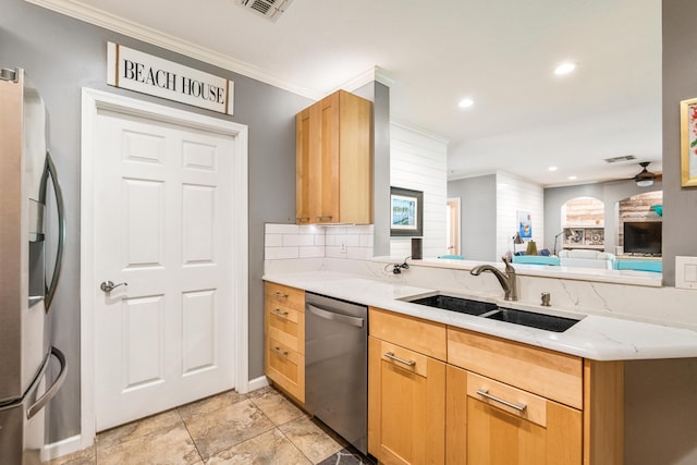 kitchen featuring stainless steel appliances, a sink, crown molding, a ceiling fan, and recessed lighting