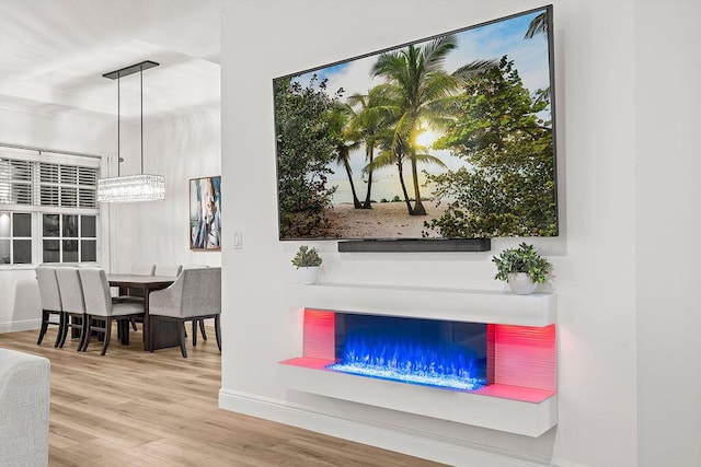 132 Steeple Cir, Jupiter, FL 33458 - living area with baseboards, wood finished floors, and a chandelier
