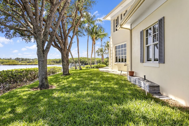 view of grassy yard featuring a water view