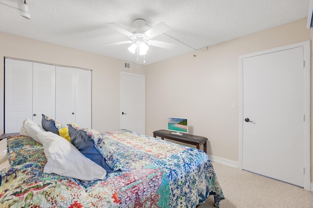 7240 Huntington Ln Unit 105, Delray Beach, FL 33446 - bedroom featuring carpet, a closet, a textured ceiling, visible vents, and ceiling fan
