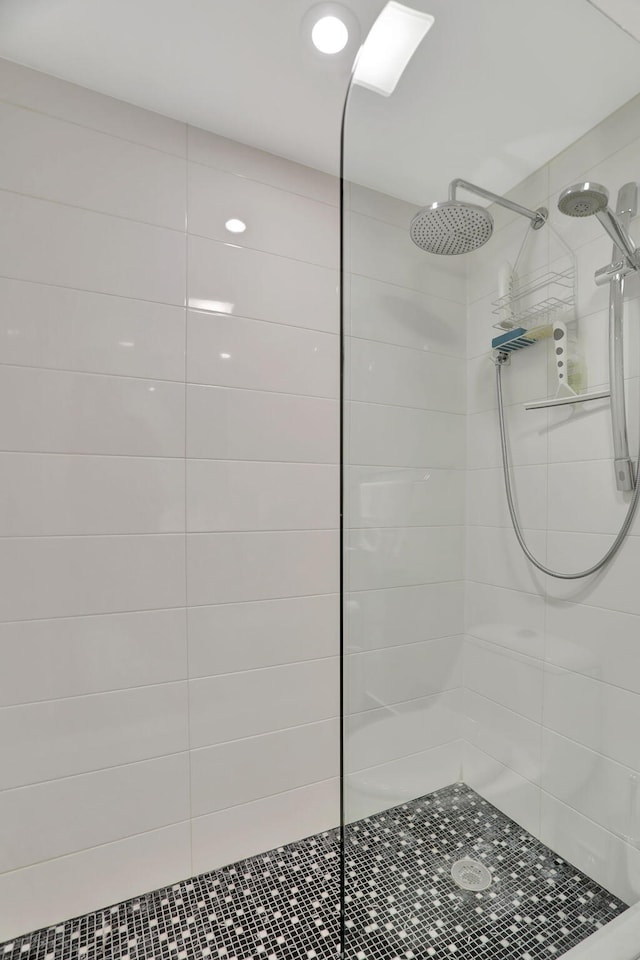 bathroom featuring a tile shower