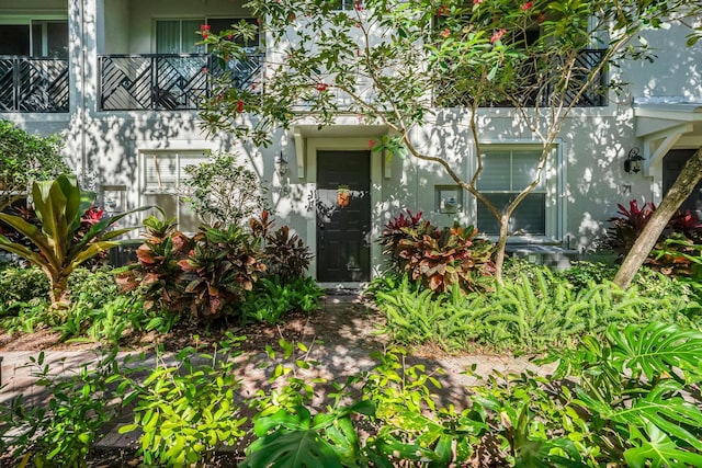 75 Atlantic Grove Way, Delray Beach, FL 33444 - property entrance featuring stucco siding and a balcony