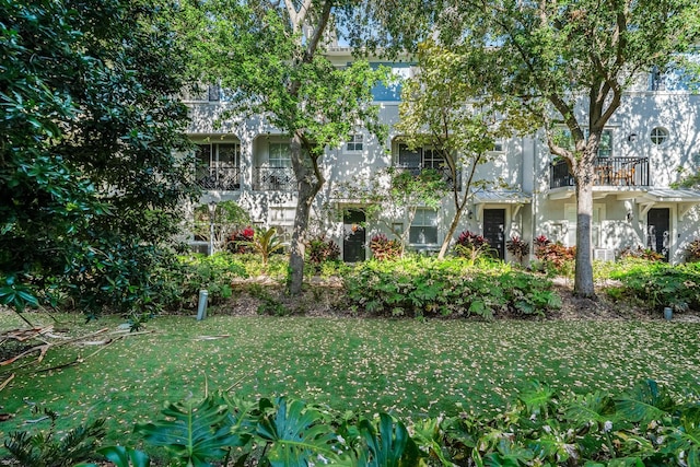 75 Atlantic Grove Way, Delray Beach, FL 33444 - view of front of house with stucco siding and a front yard