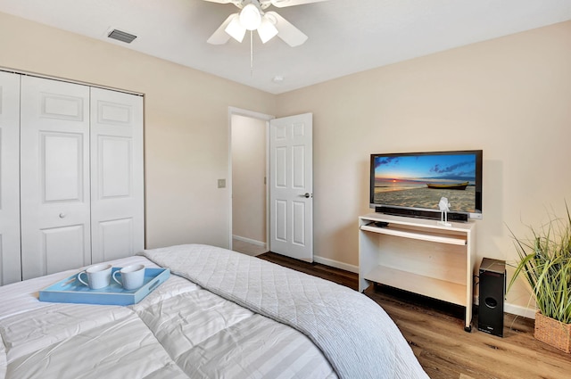 bedroom featuring wood finished floors, baseboards, a closet, and ceiling fan