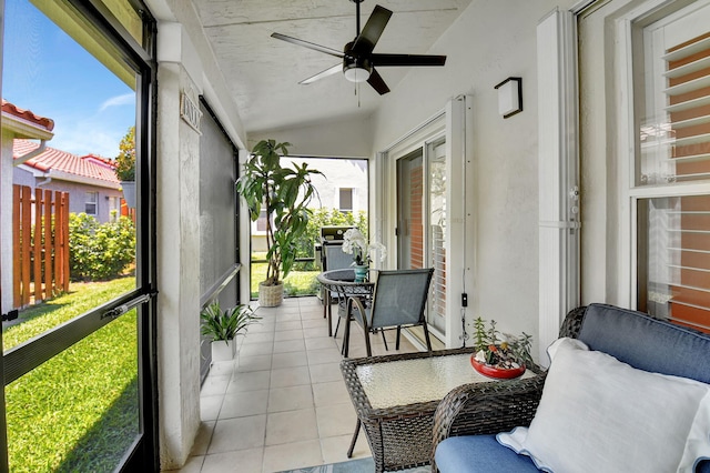 sunroom with ceiling fan