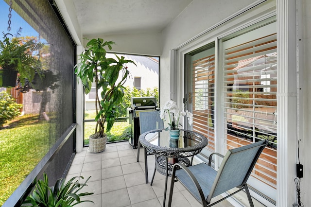 sunroom with vaulted ceiling
