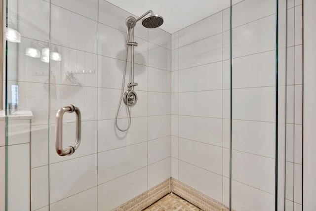 bathroom featuring tiled shower