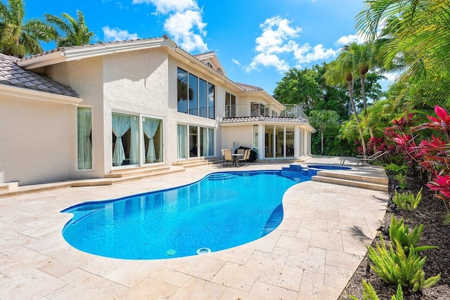 17906 Aberdeen Way, Boca Raton, FL 33496 - view of swimming pool featuring a patio area and a pool with connected hot tub