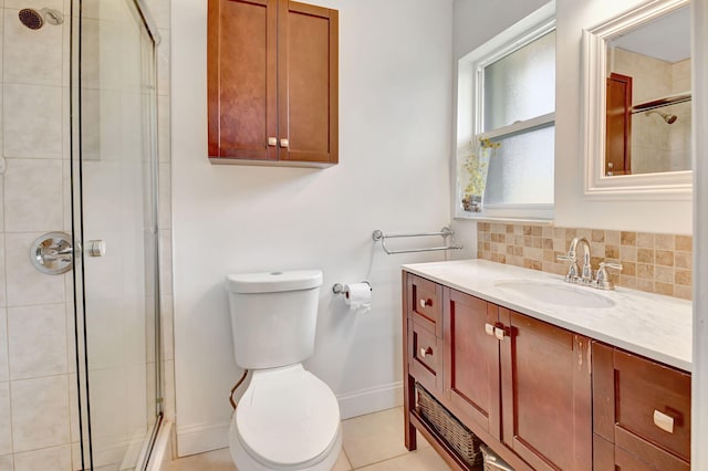 124 Mockingbird Ln Unit 124, Delray Beach, FL 33445 - full bath with tiled shower, vanity, toilet, baseboards, and backsplash