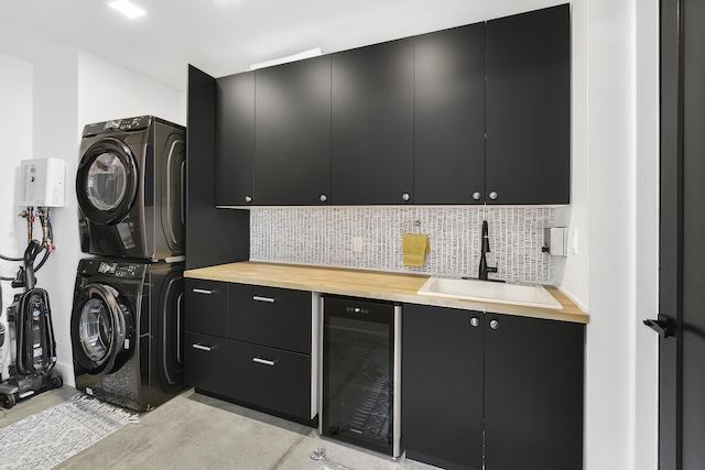 188 Yale Dr, Lake Worth Beach, FL 33460 - laundry area featuring a sink, cabinet space, indoor wet bar, stacked washer / drying machine, and beverage cooler