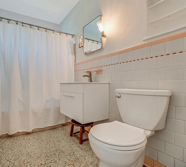 923 N H St, Lake Worth Beach, FL 33460 - full bath featuring tile walls, wainscoting, speckled floor, vanity, and toilet