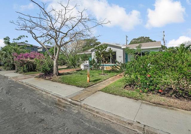 923 N H St, Lake Worth Beach, FL 33460 - view of front facade with stucco siding and a front lawn