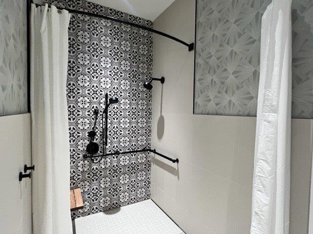 10148 Driftwood Way, Palm Beach Gardens, FL 33412 - bathroom with a tile shower