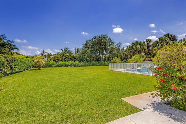 view of green lawn